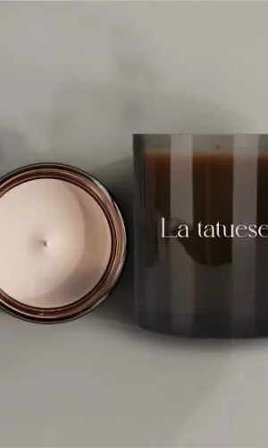 Nuestra mejor vela aromática La tatuese de Volonté Bougie la dedicamos a una tatuadora sumamente talentosa, de cera natural y ecológica de lujo