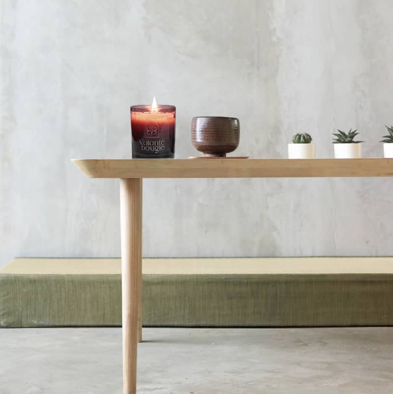 foto vela encima de una mesa de madera con plantitas