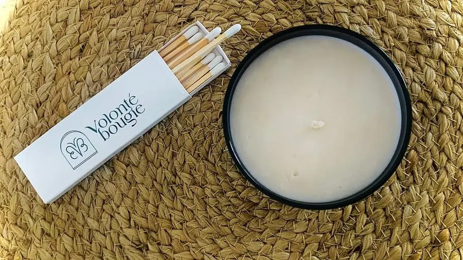 Caja de cerillas Volonté Bougie al lado de una vela