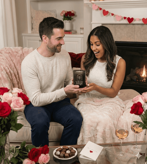 Foto de pareja de enamorados con una vela en San Valentín