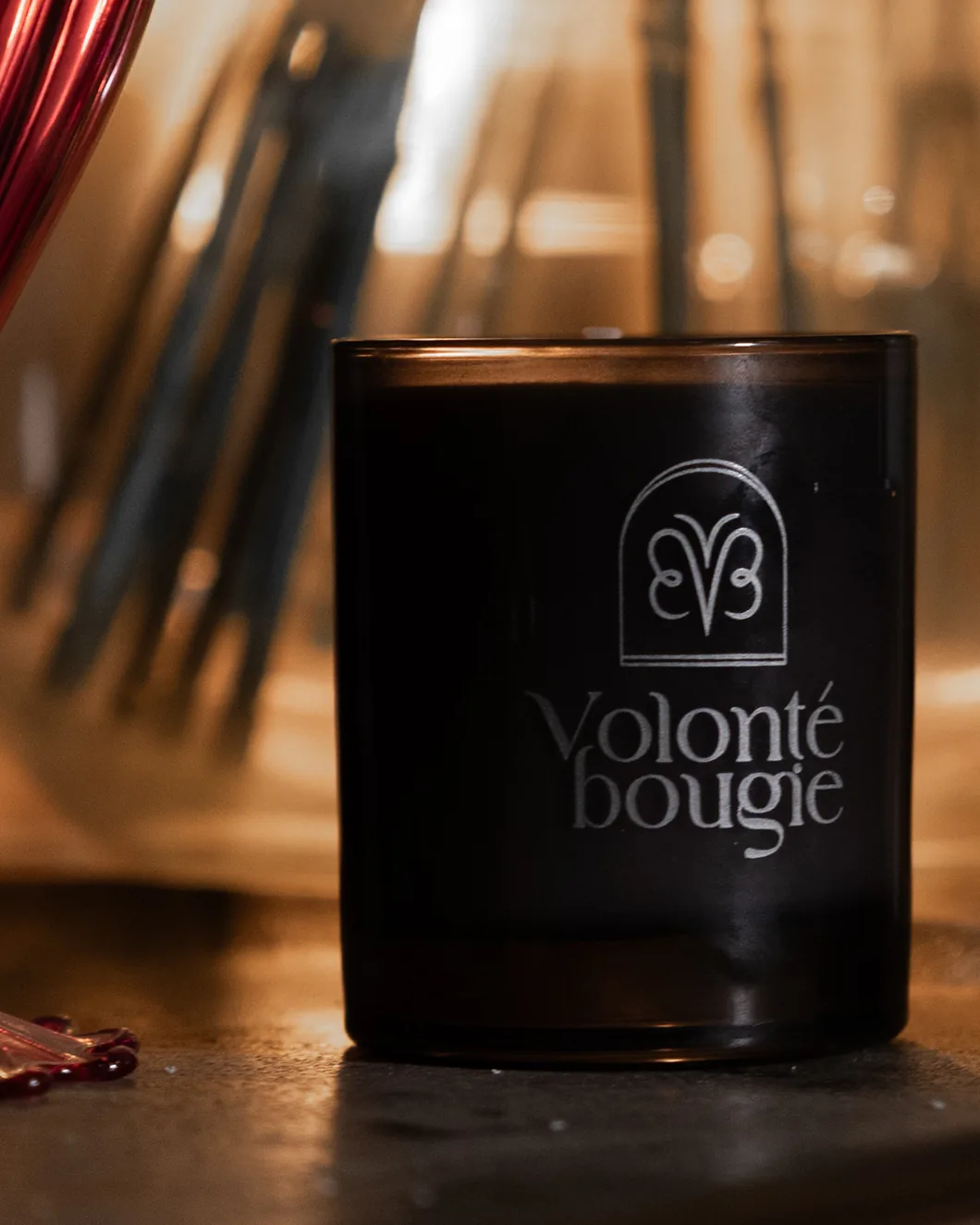 Vela L’originale de 230 g de Volonté Bougie, en su vaso oscuro